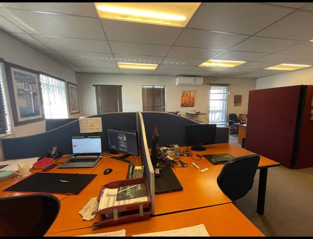 574M² OFFICE FOR SALE IN BRYANSTON
